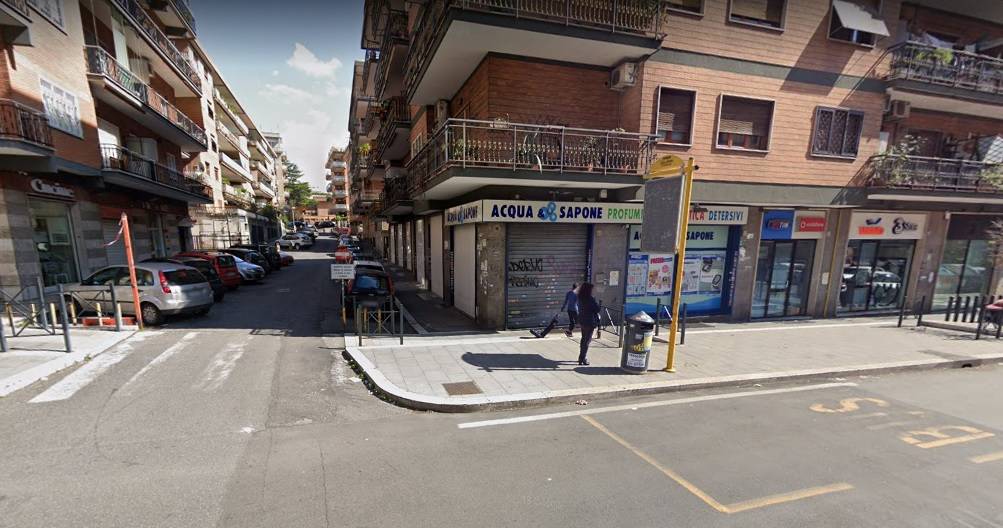 Roma, banditi rapinano due negozi in pochi minuti