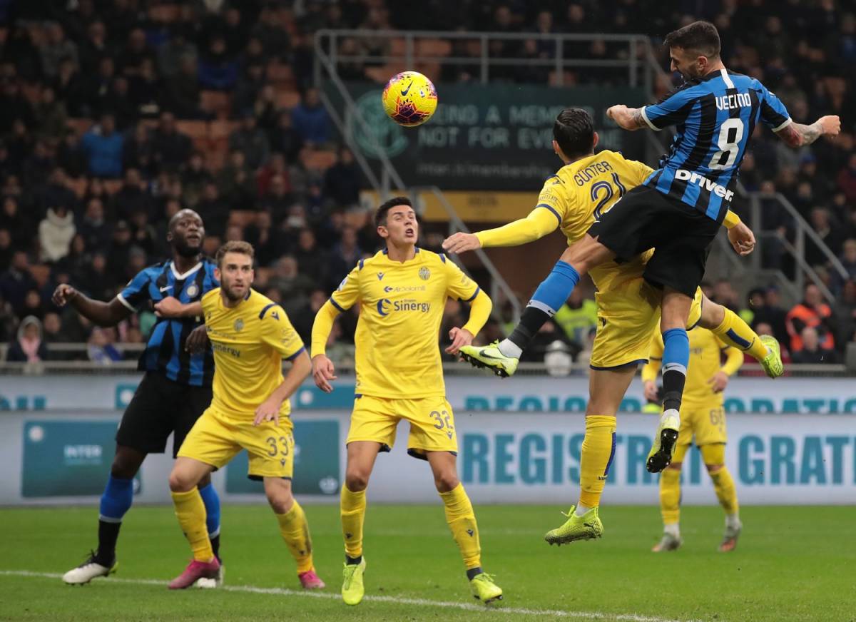 L'Inter vince 2-1 contro il Verona e si prende la vetta della classifica