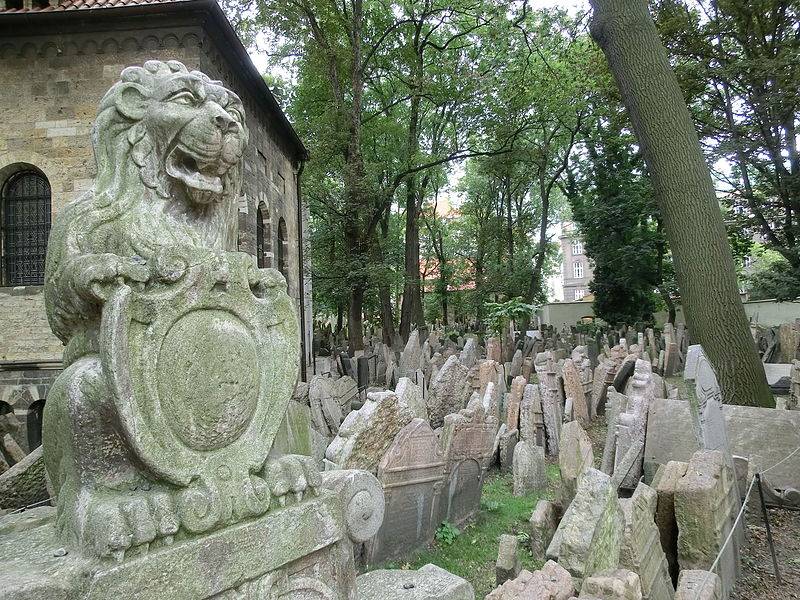 Orrore in Danimarca, profanate oltre 80 lapidi in un cimitero ebraico