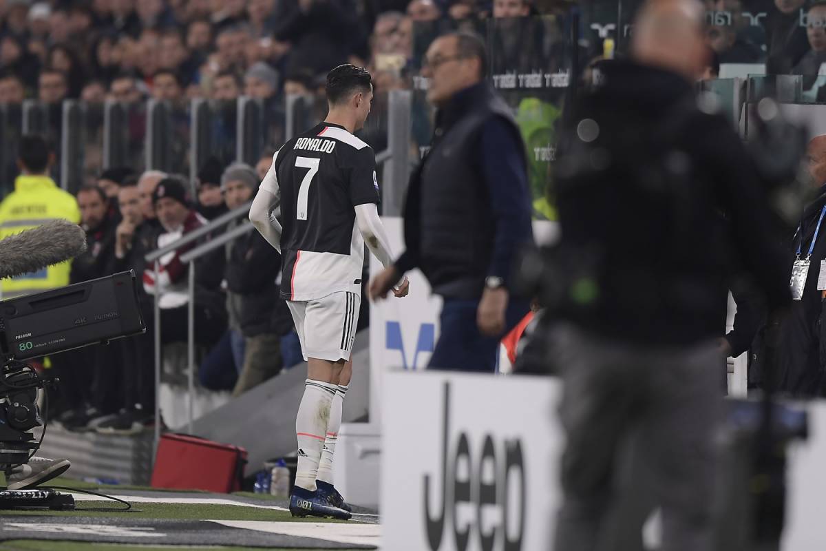 Cristiano Ronaldo furioso con Sarri. Il tecnico: "Gli passerà". Il portoghese posta sui social