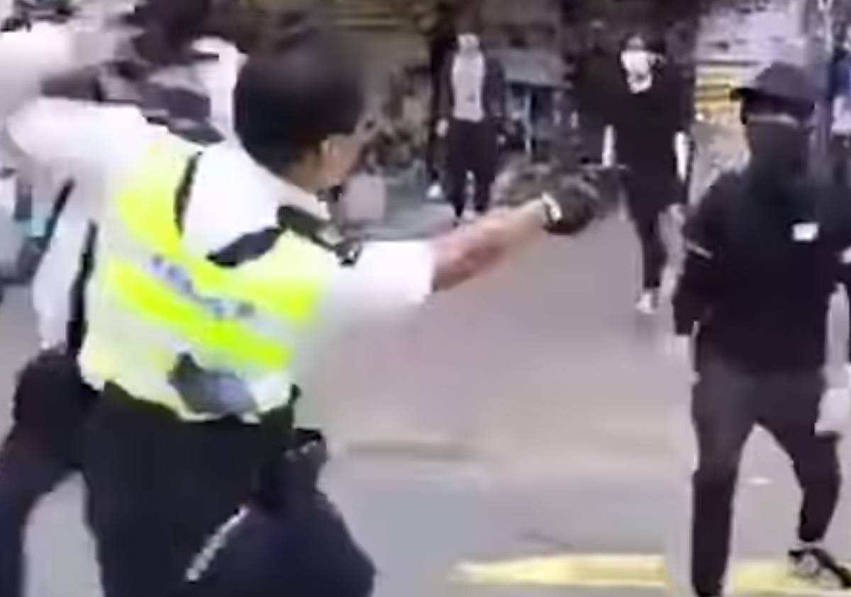 Hong Kong, la polizia spara: manifestante in condizioni critiche
