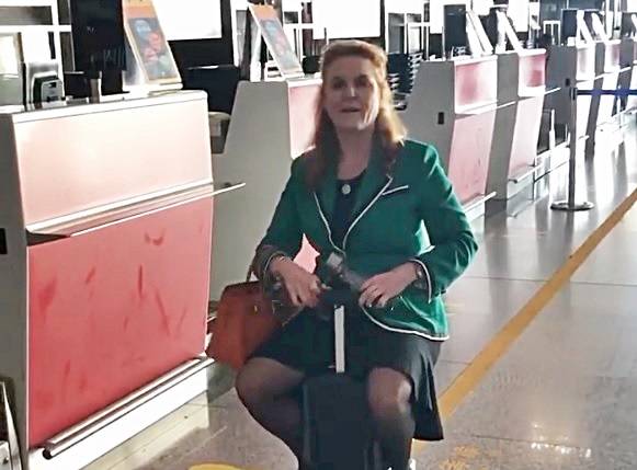 Sarah Ferguson sfida le regole: sfreccia sul trolley elettrico all'aeroporto di Pechino