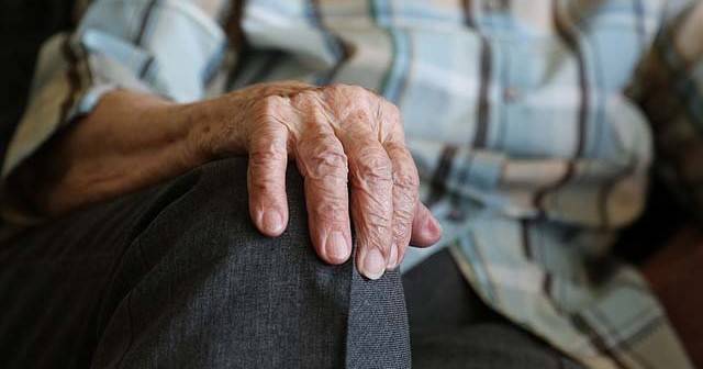 Palermo, anziano si lamenta per i dolori: picchiato e imbavagliato nella casa di cura