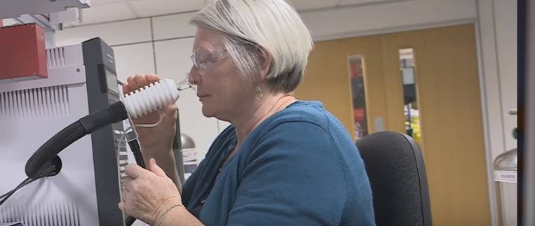 Joy Milne, l'ex infermiera che riconosce le malattie dall'odore