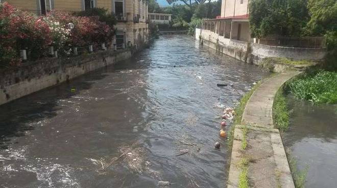  Detergente biancastro nel fiume Sarno: gli sversamenti abusivi nel Napoletano