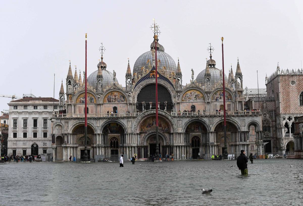 Venezia, allarme acqua alta: 70 centimetri nella Basilica di San Marco