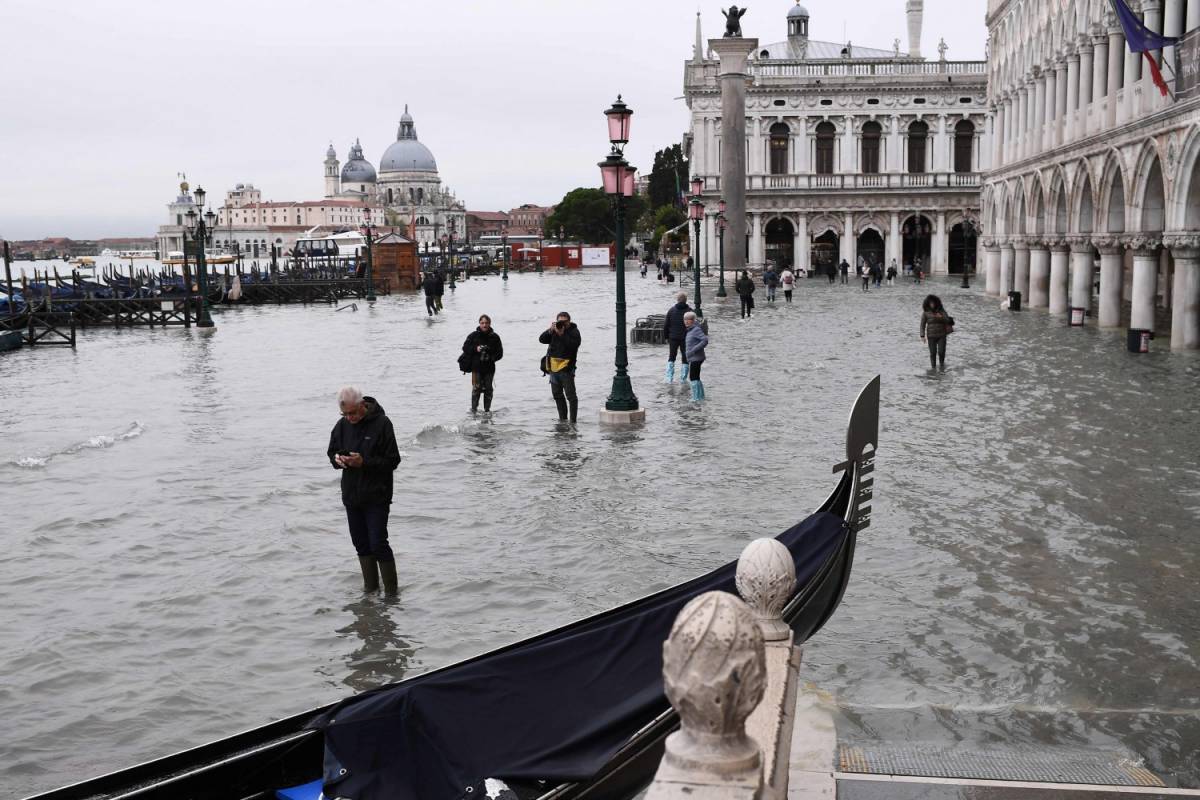 L'acqua alta a Venezia fa esplodere la polemica