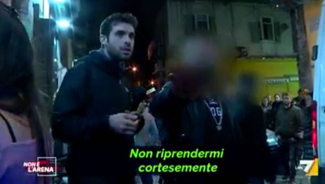 Tentano di intervistare il neomelodico Tony Colombo: aggrediti giornalista e cameramen di La7