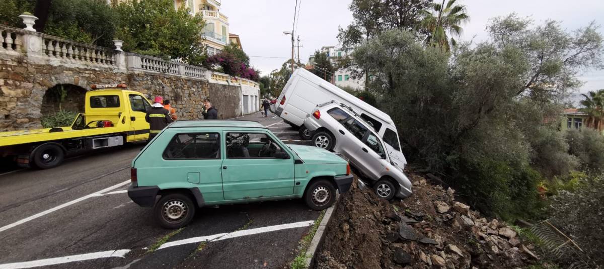 Maltempo a Sanremo, crolla il parcheggio: auto in bilico sul precipizio