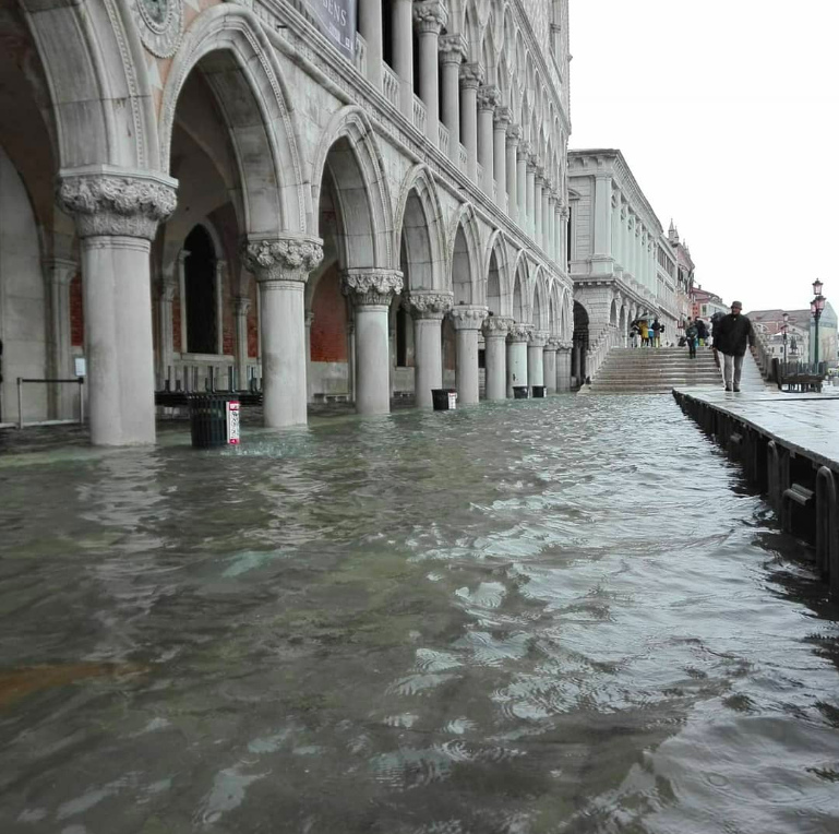 Venezia senza tregua La città è paralizzata: "Qui sembra una guerra"