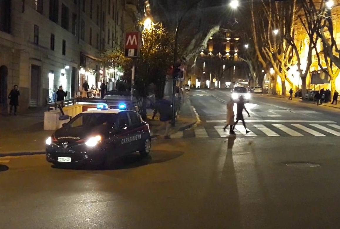 Roma, danneggiano auto in sosta: arrestati