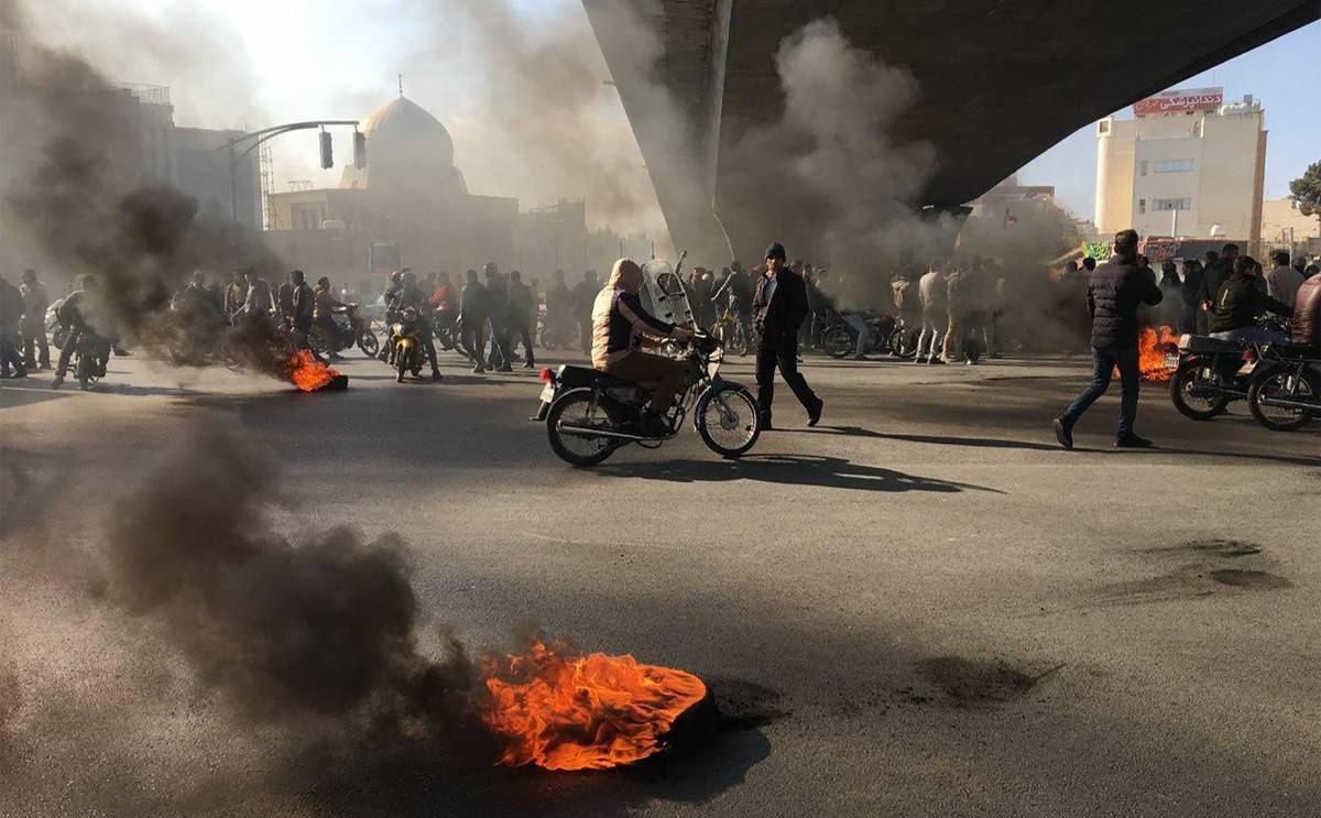 Iran, brucia la protesta Teheran oscura il web
