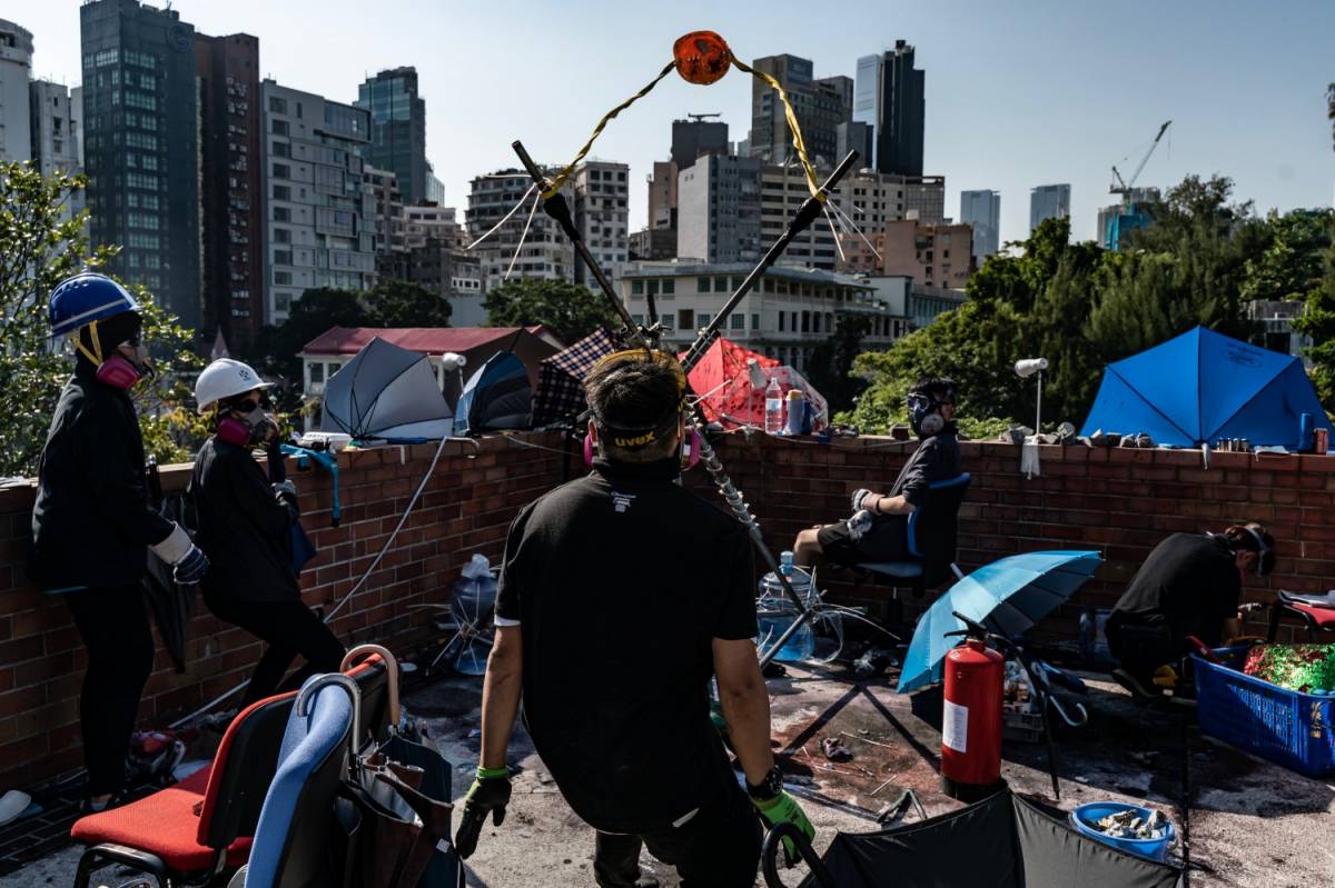 Hong Kong, frecce e catapulte Xi pensa di vietare le elezioni