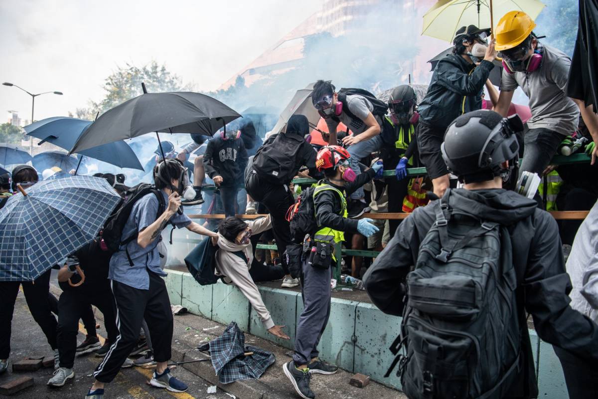 Hong Kong, esplode la rabbia: la polizia assedia il politecnico