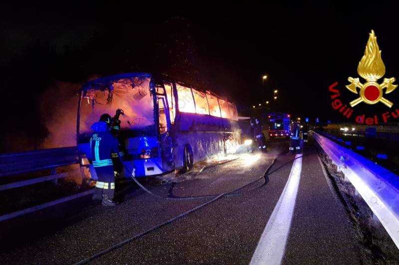 Autobus in fiamme sulla Napoli-Canosa: illesi i fedeli di San Pio