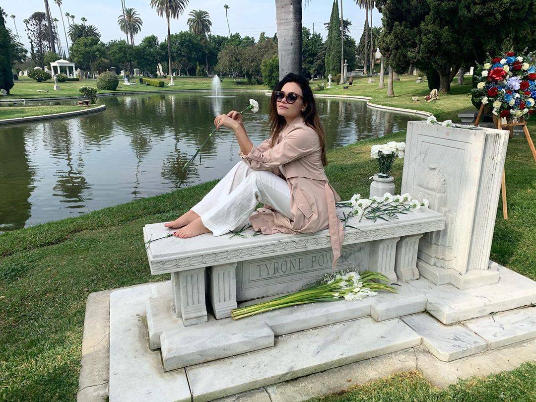Romina Carrisi sulla tomba del nonno Tyrone Power. Scatta la polemica