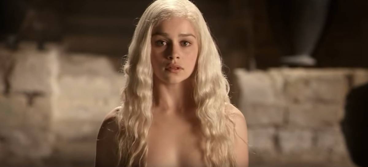 Il Trono di Spade, Emilia Clarke rivela: "Sul set pressioni per girare le scene di nudo"