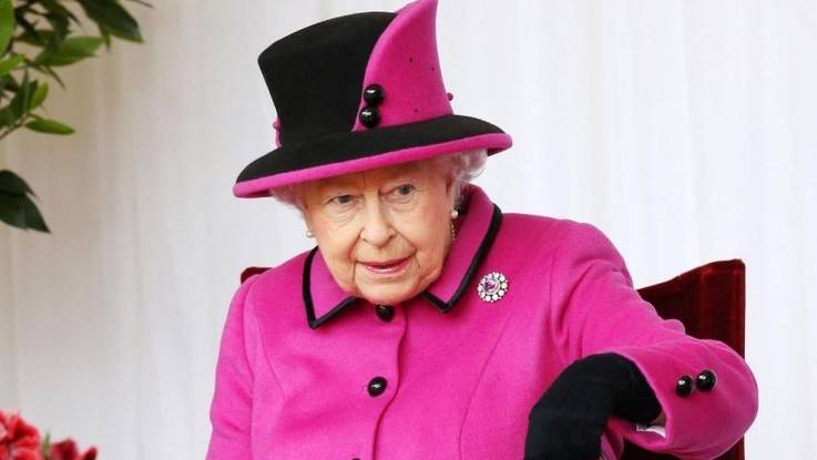 La regina Elisabetta II si trucca da sola
