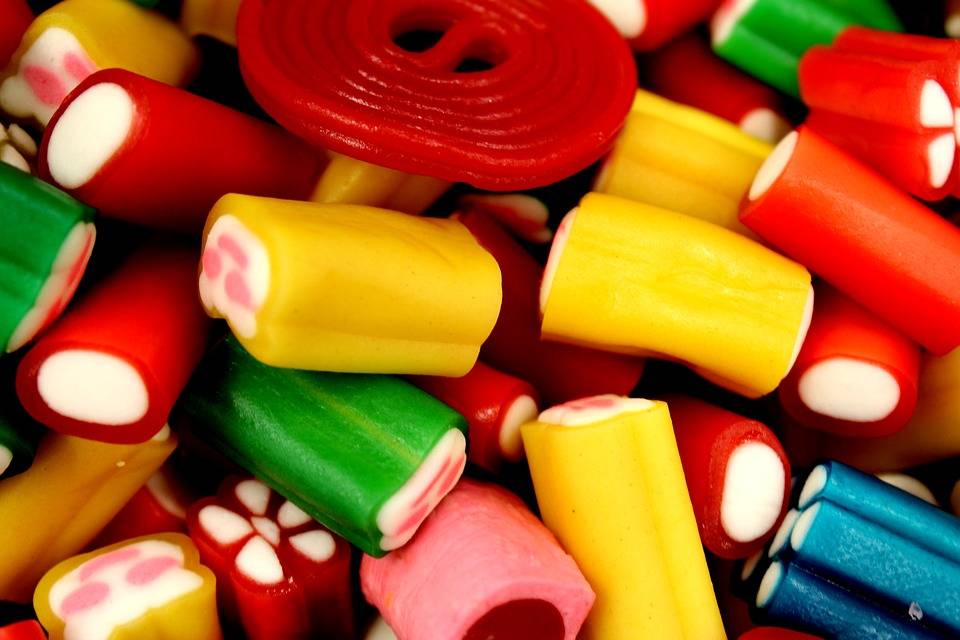 Bologna, la nonna corriere nascondeva la cocaina nelle patatine e nelle caramelle: arrestata