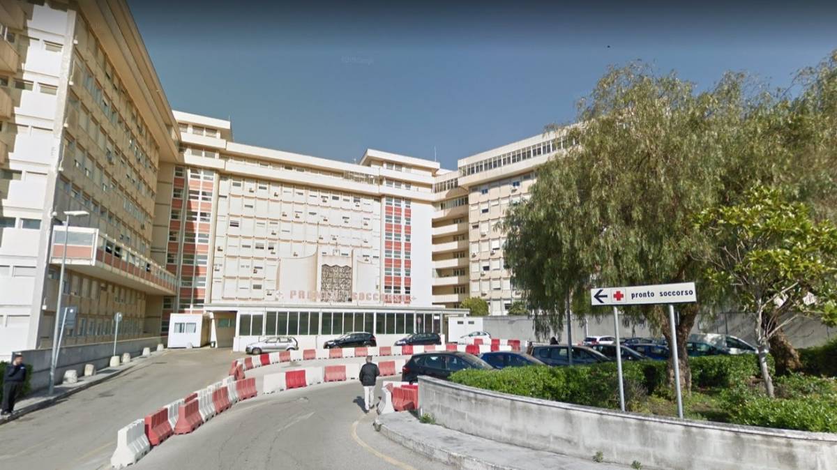 Lecce, aggredisce e rapina donna davanti all'ospedale: preso guineano