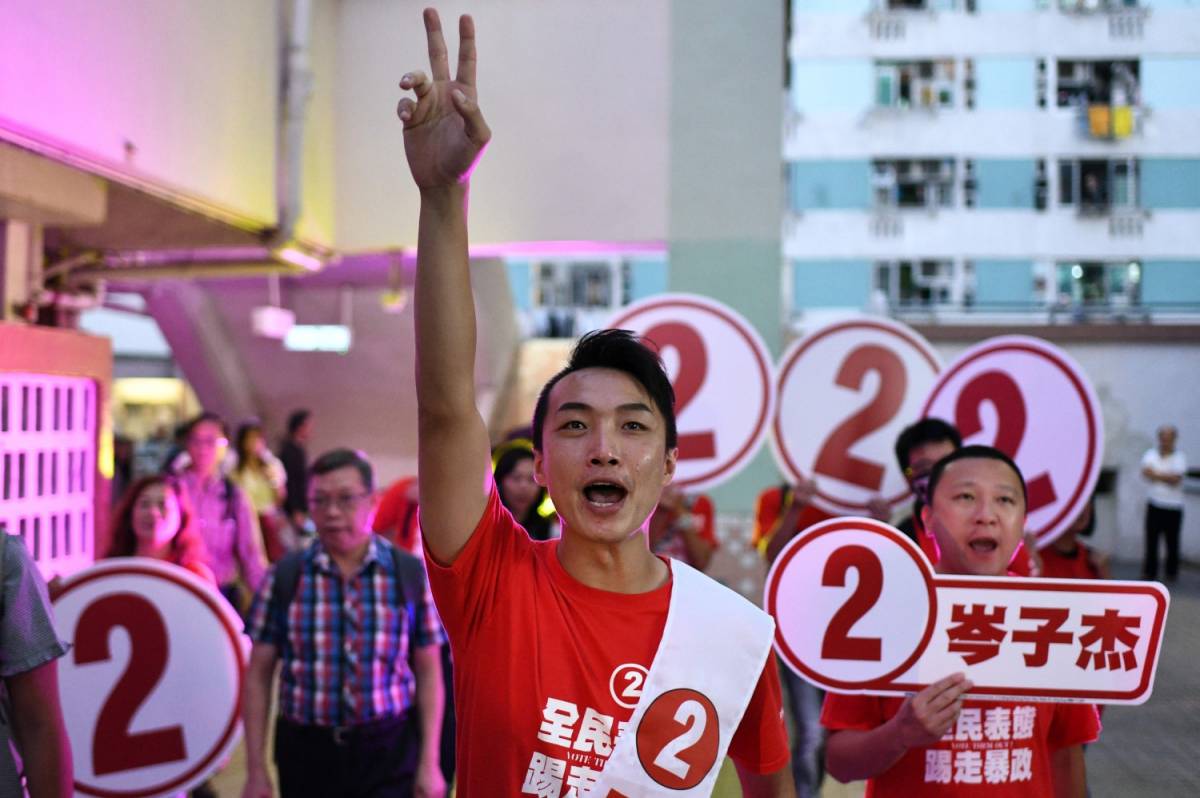 Tsunami democratico nel voto di Hong Kong. "Messaggio alla Cina"