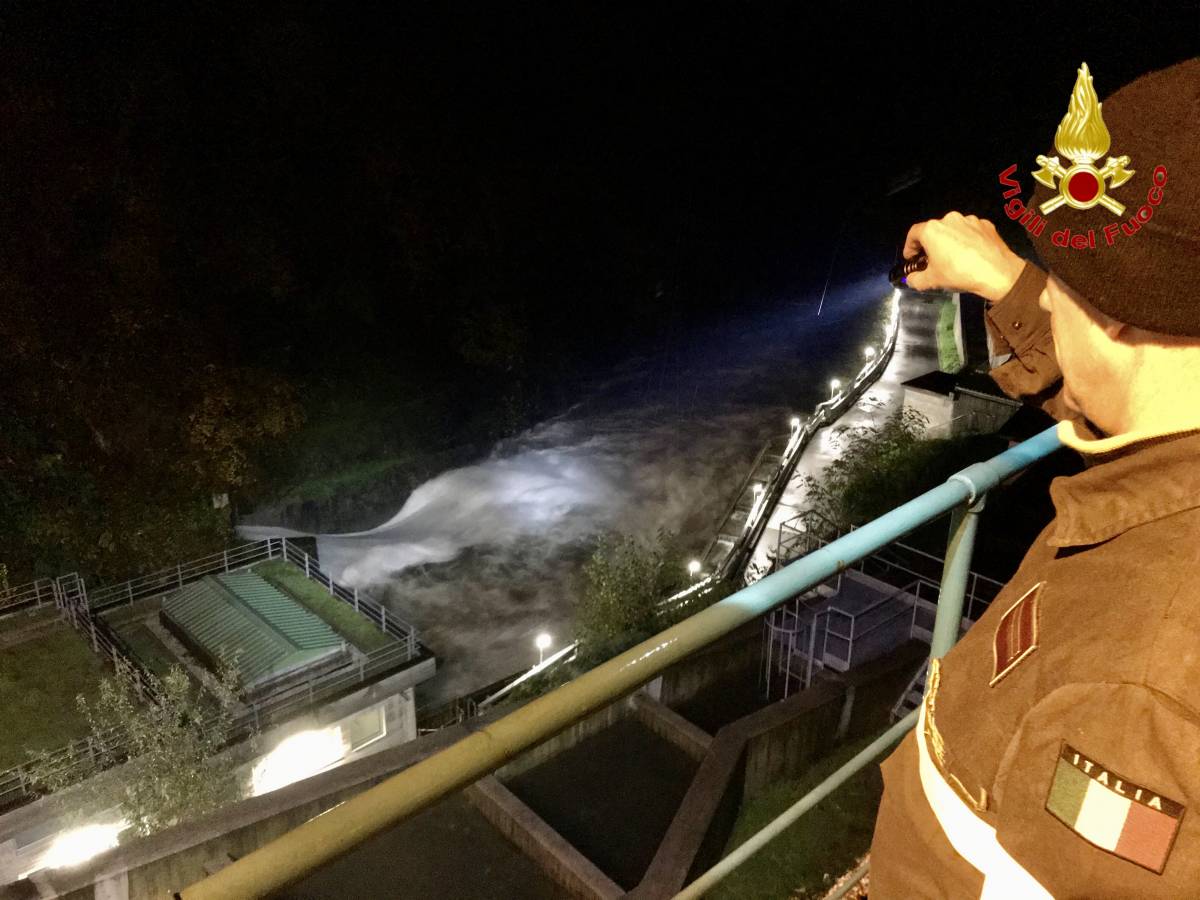 Fiume minaccia caserma a Luino: pure i vigili del fuoco a rischio esondazioni