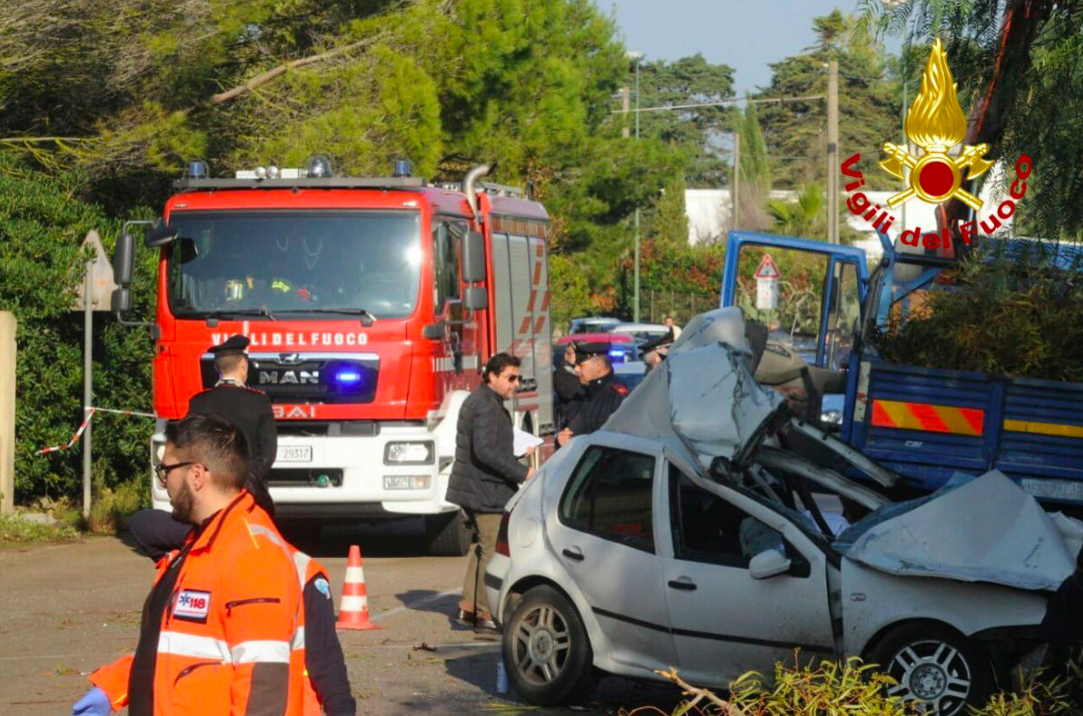 Lecce, auto travolge gli operai in strada: 4 morti e un ferito grave