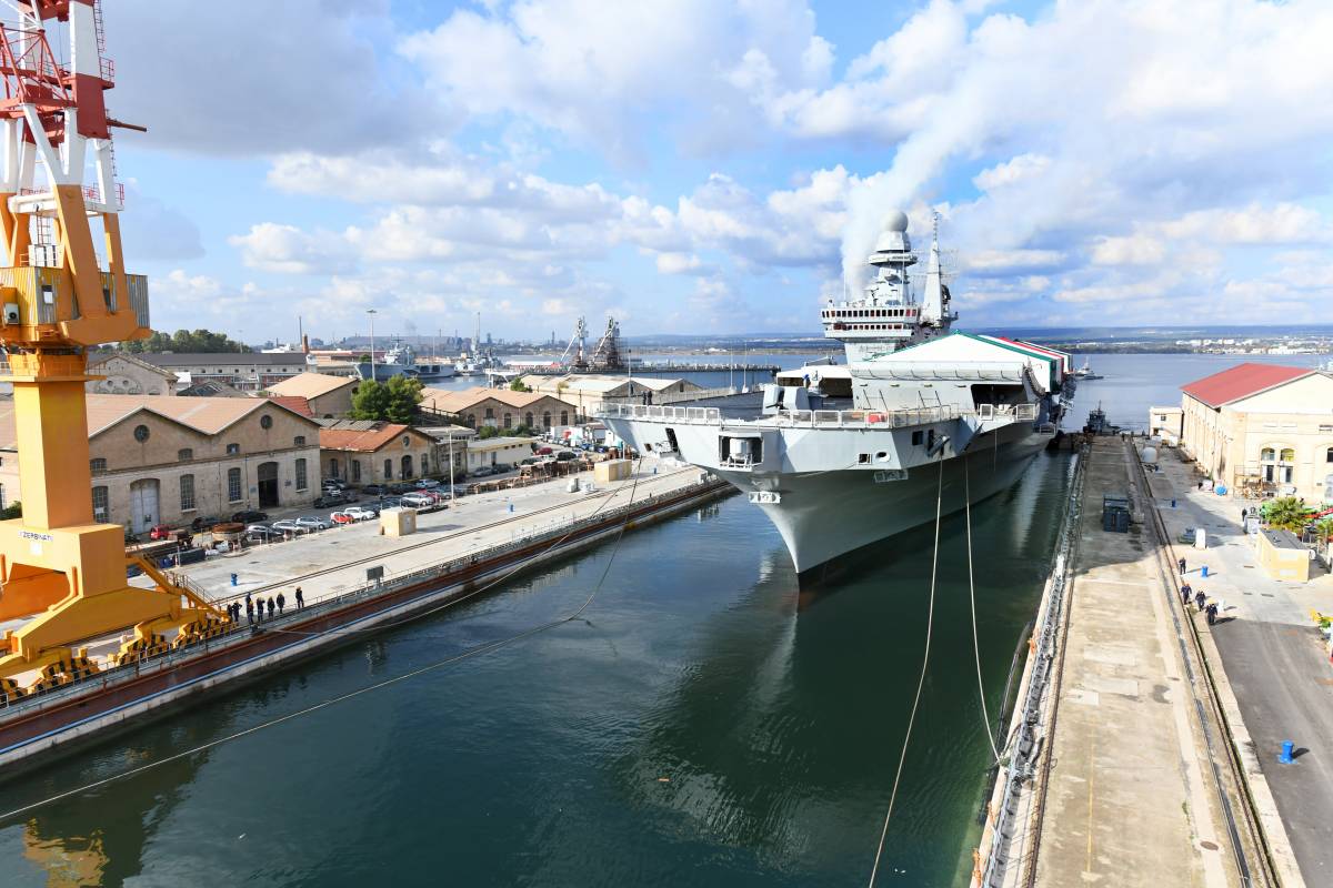 Taranto, torna operativa la portaerei Cavour