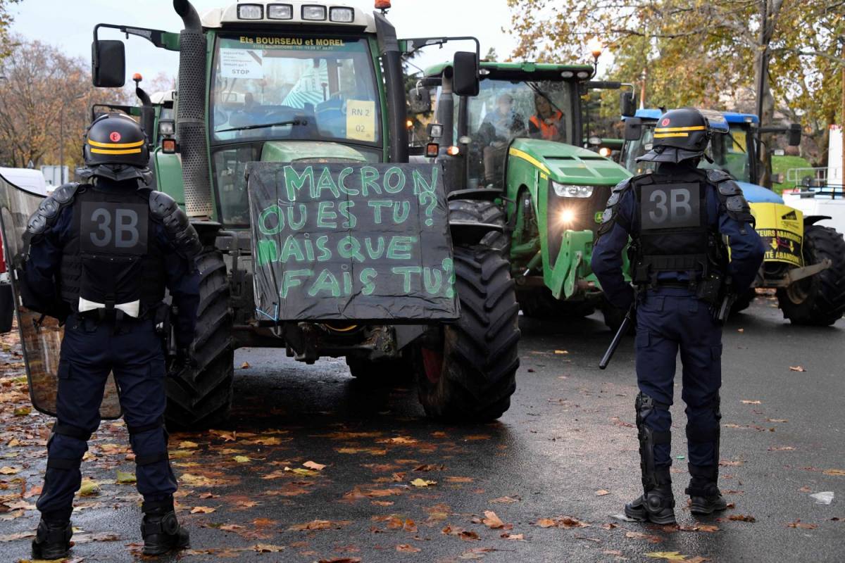 Su Parigi calano i trattori: "Basta, siamo alla fame"