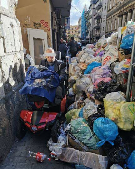 Emergenza rifiuti in città: disabili costretti a fare slalom tra l’immondizia