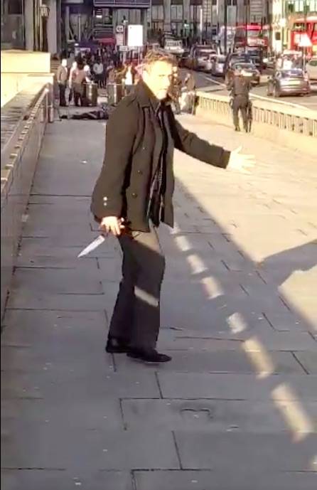 Attacco sul London Bridge, il passante misterioso che ha disarmato l'assalitore