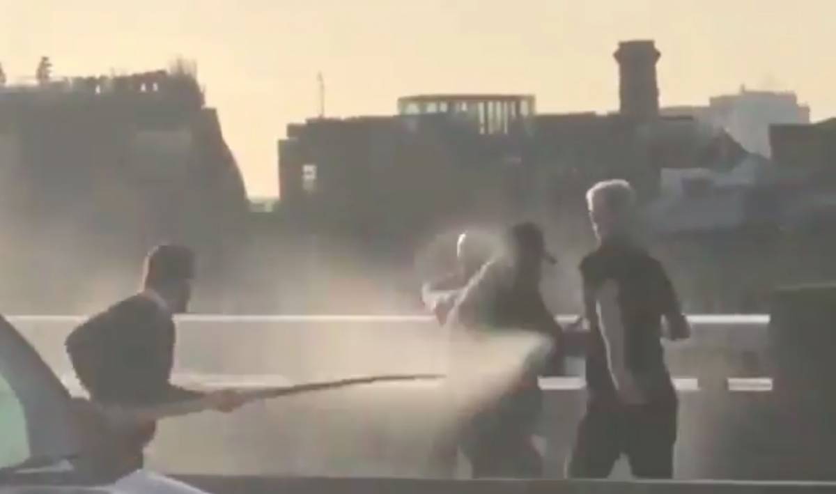 Attacco sul London Bridge, passante ferma l'assalitore con una zanna