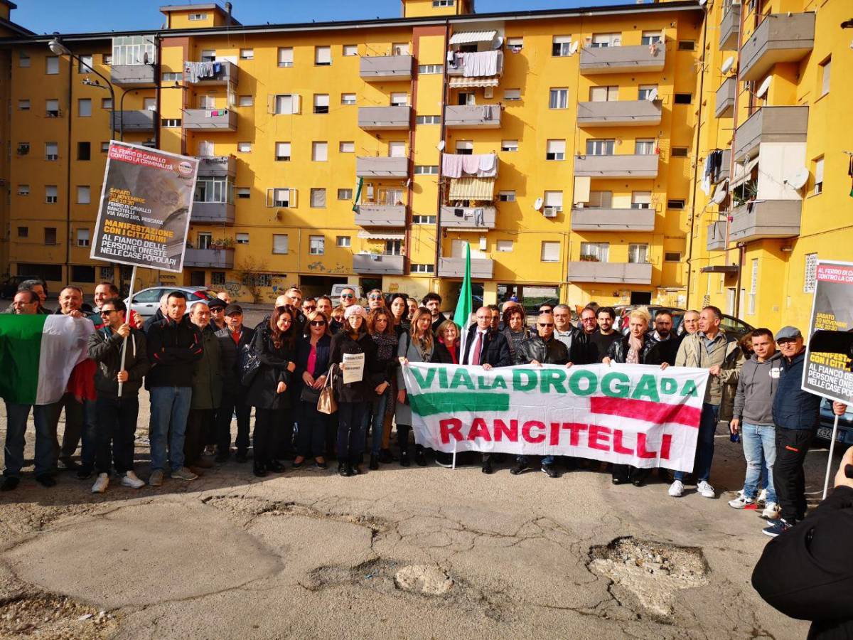 Pescara, il quartiere si ribella a rom e abusivi: "Stop alla criminalità"