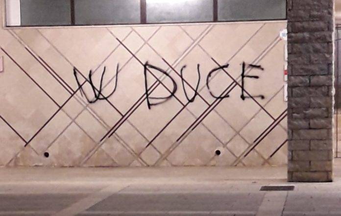 Bitetto, scrive sui muri "W Duce" dopo la cittadinanza onoraria a Liliana Segre
