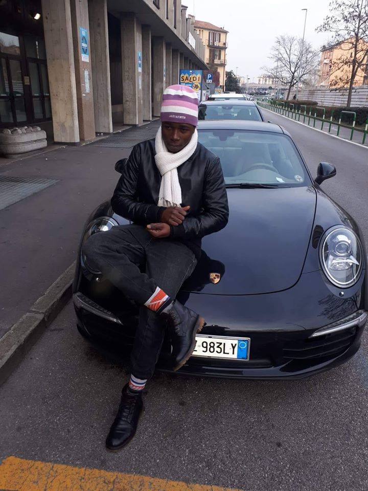 Porsche, vestiti firmati e gioielli: la bella vita dello stupratore nigeriano