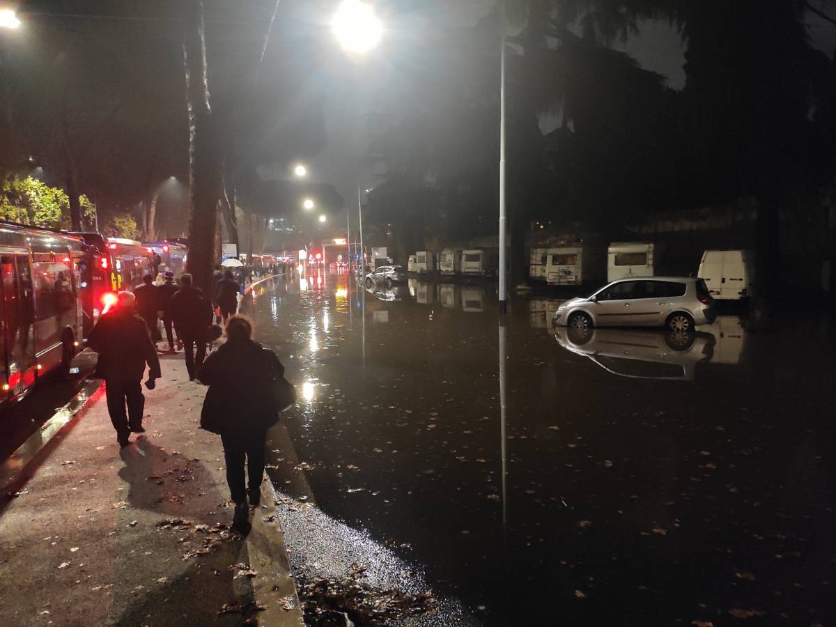 Bomba d'acqua su Roma: strade allagate e stazioni metro invase dalla pioggia