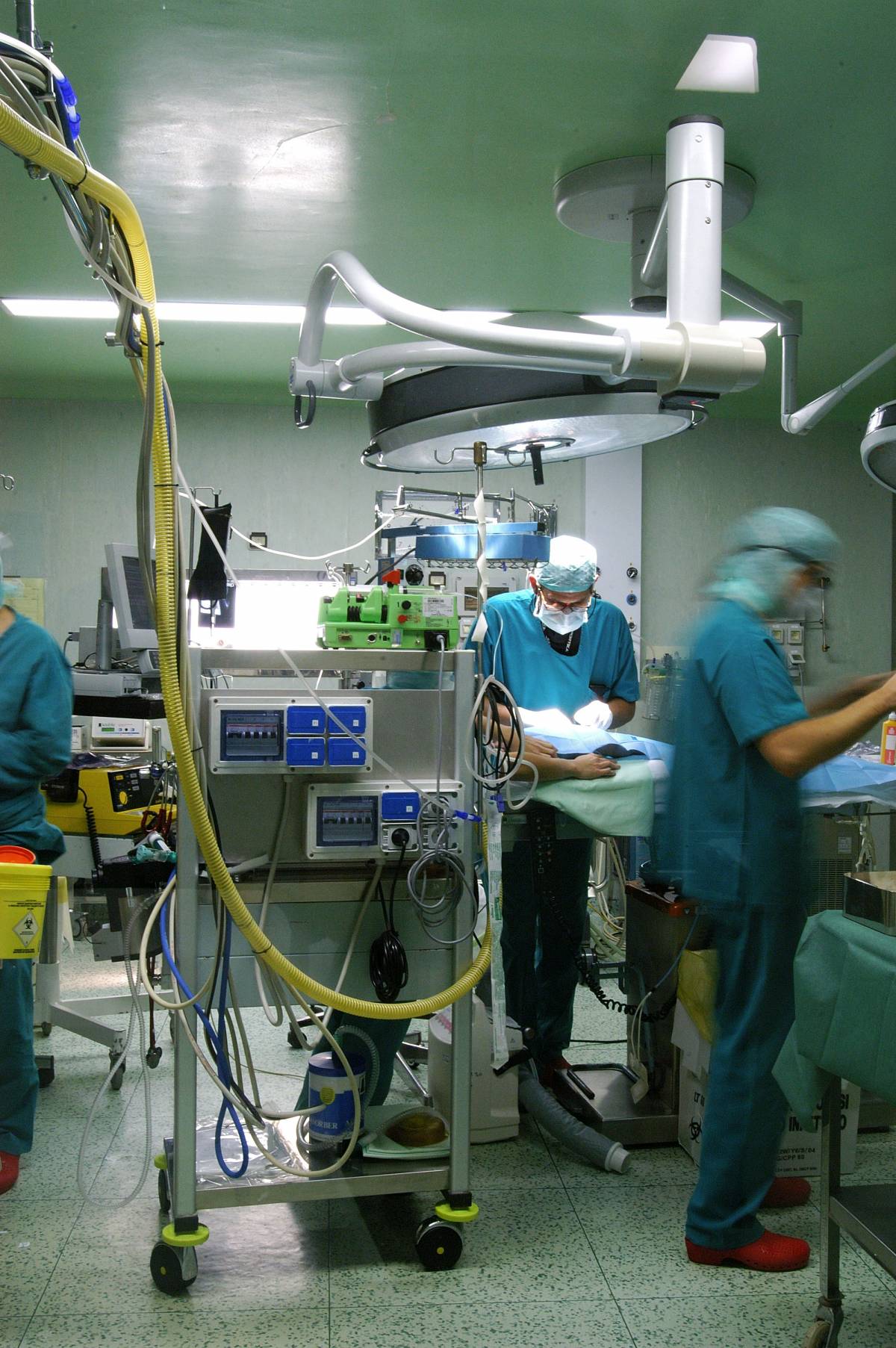 Blitz in sala operatoria: parenti di un paziente aggrediscono i medici