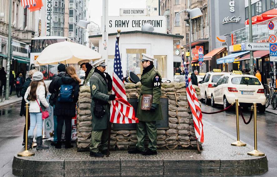 Berlino choc: Checkpoint Charlie addio