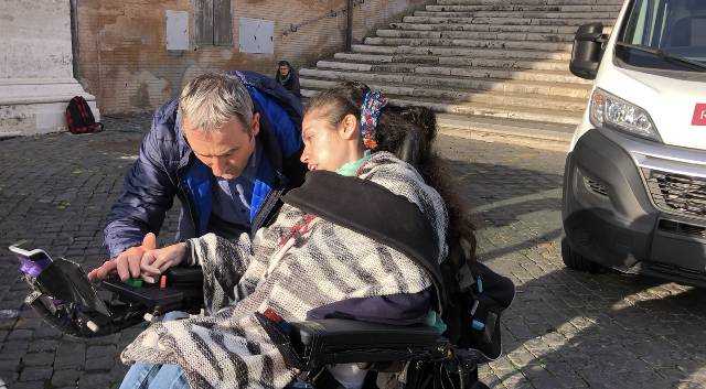 Disabile chiusa in casa per colpa della burocrazia vince la sua battaglia con il Comune di Roma