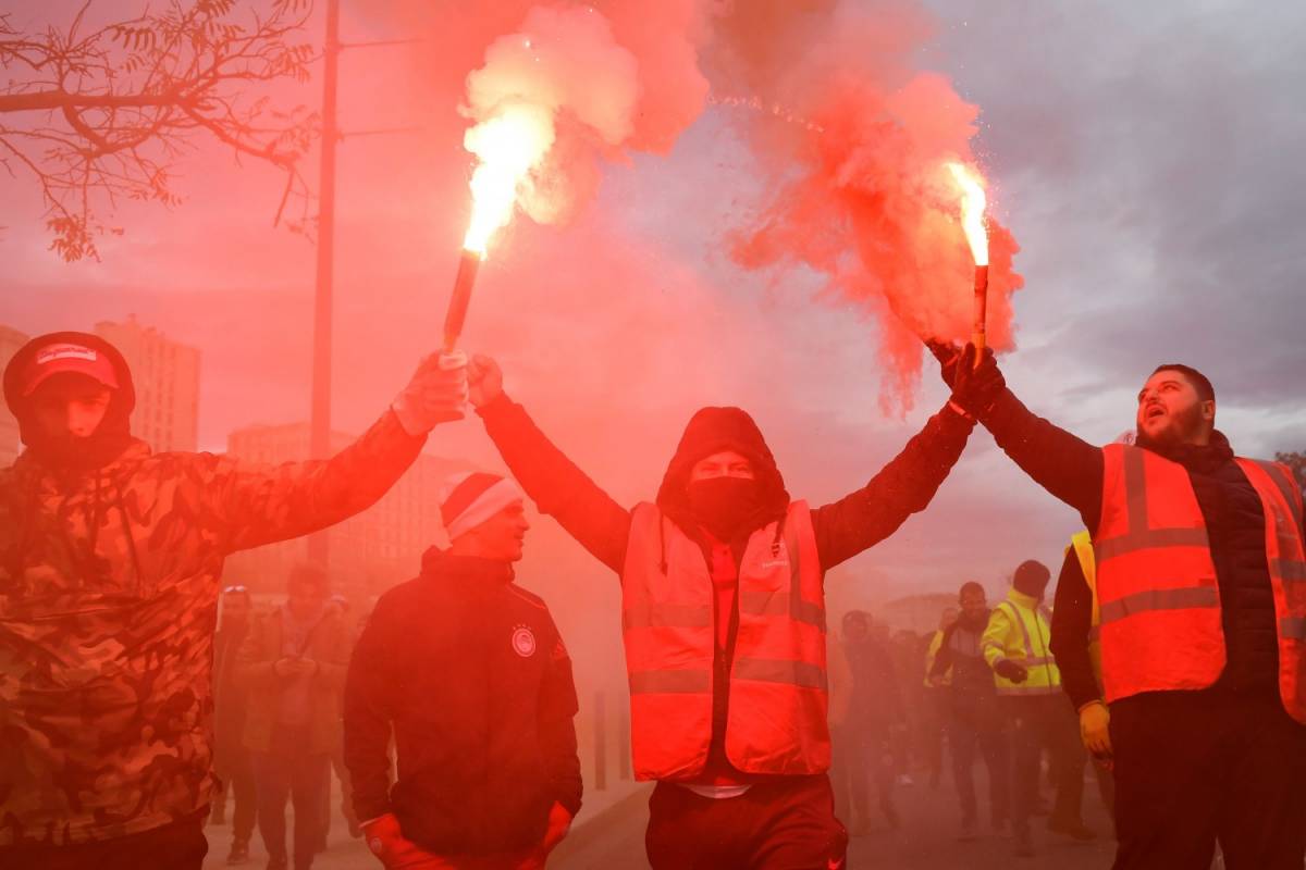 Parigi, scioperi, tensioni e scontri per la riforma delle pensioni