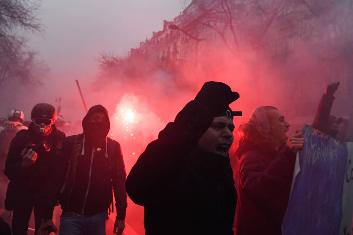 La Francia sotto assedio e guerriglia a Parigi: il giovedì nero di Macron
