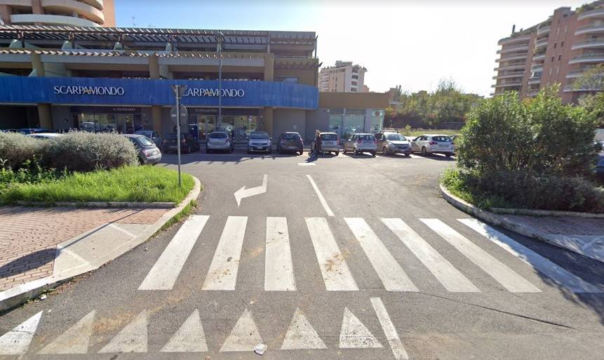 Auto sfonda vetrina di una banca, ladri scappano con 40mila euro