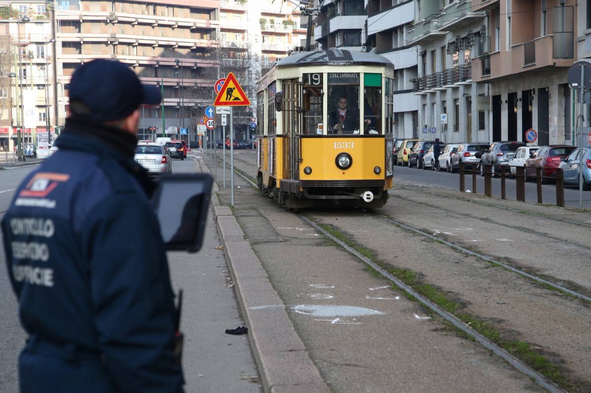 Attraversa i binari con le cuffie alle orecchie: donna investita dal tram