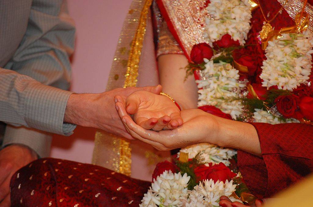 India, danzatrice smette di ballare durante un matrimonio: le sparano in faccia