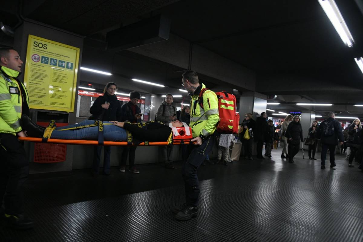 Milano, brusca frenata sulla linea rossa della metro a San Babila: sette persone medicate