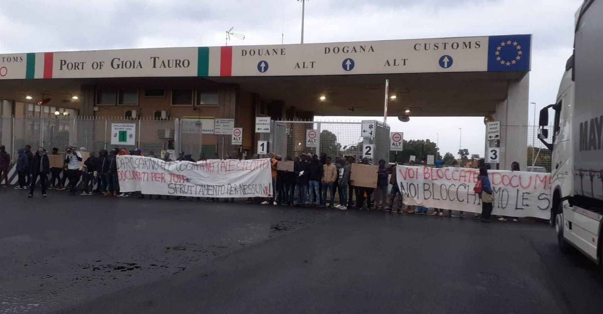 La rivolta dei migranti al Sud blocca il porto di Gioia Tauro