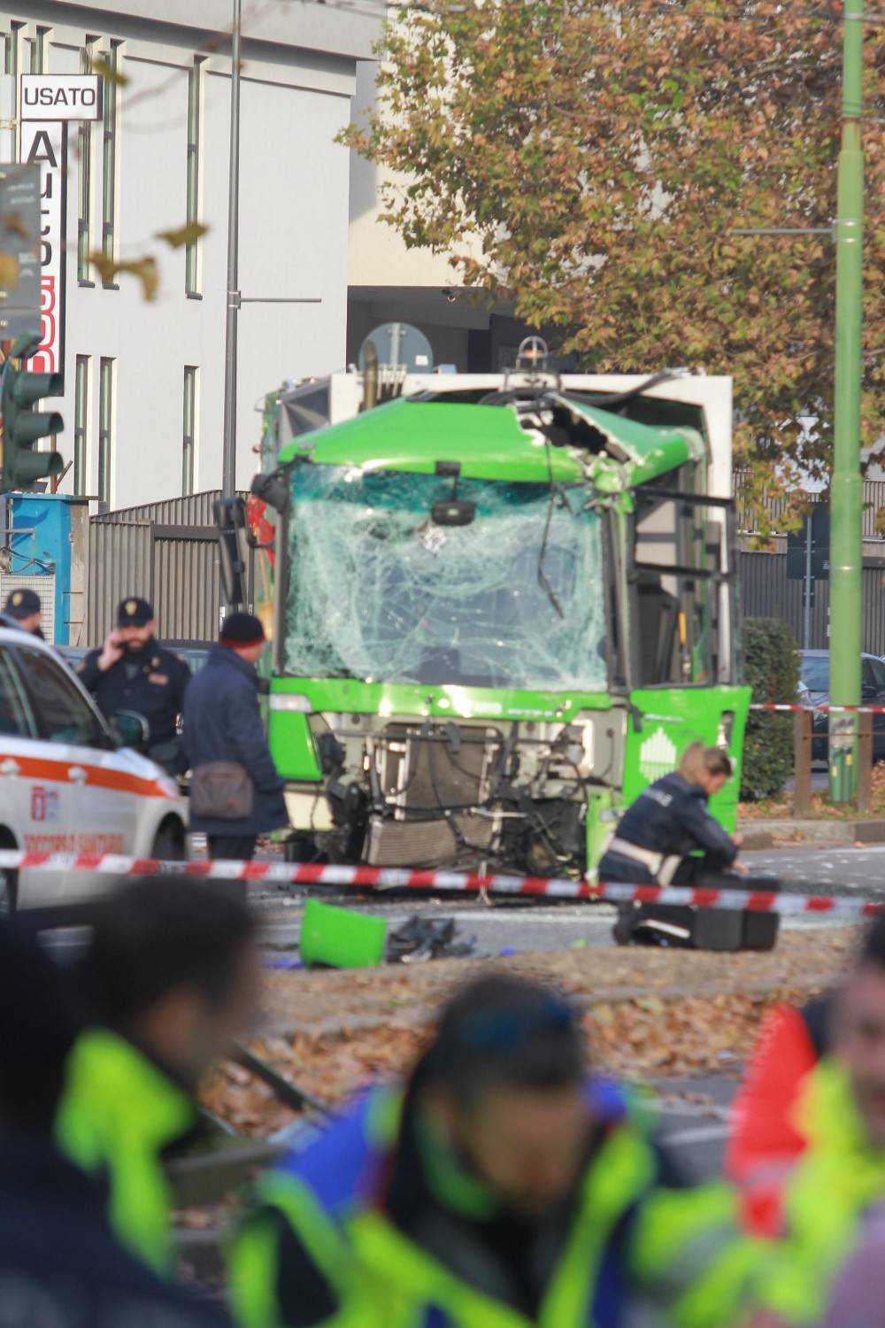 Incidente filobus Milano, l'autista ai colleghi: "Stavo firmando la cedola"