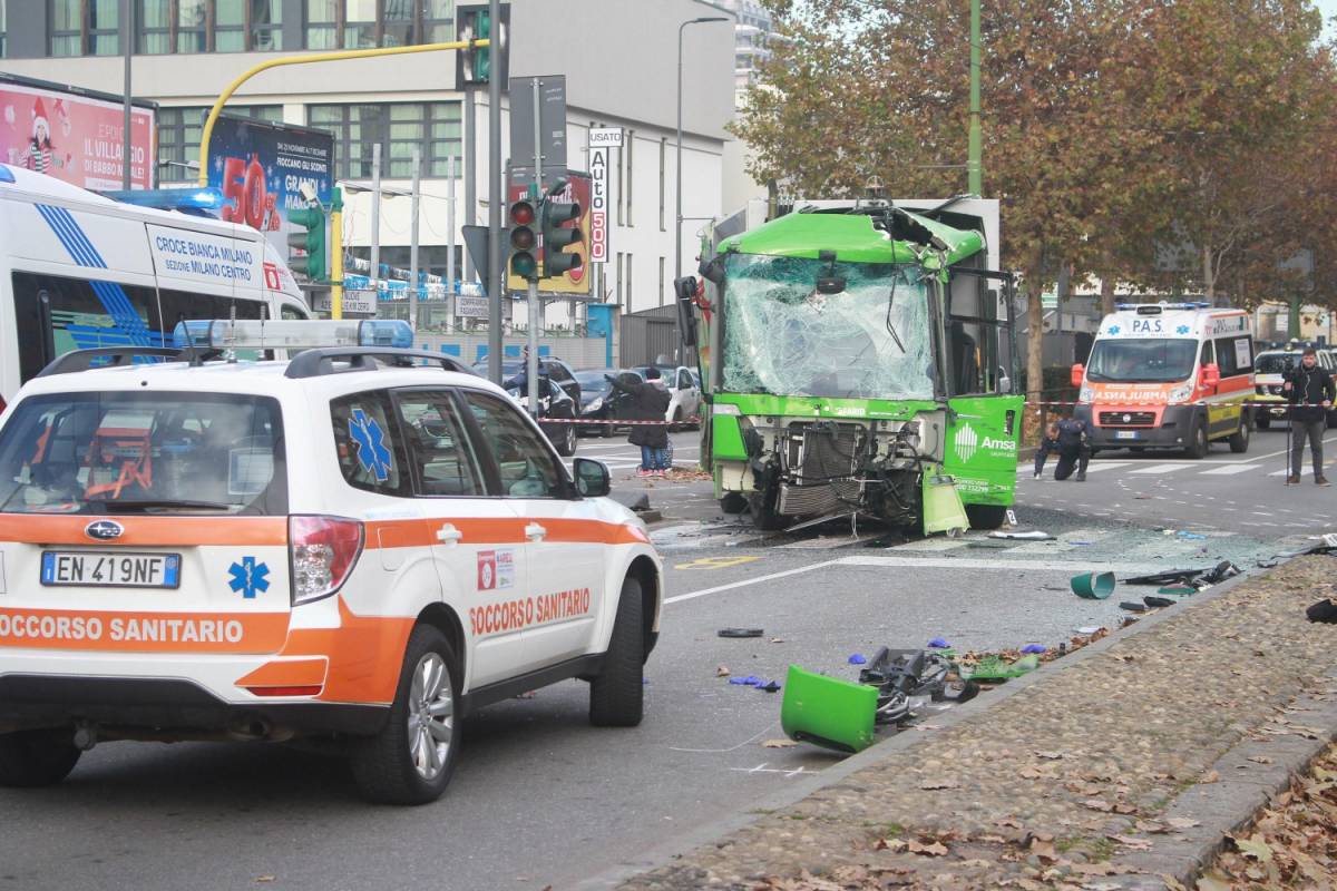 Milano, scontro tra bus Atm e camion Amsa. Una donna in coma