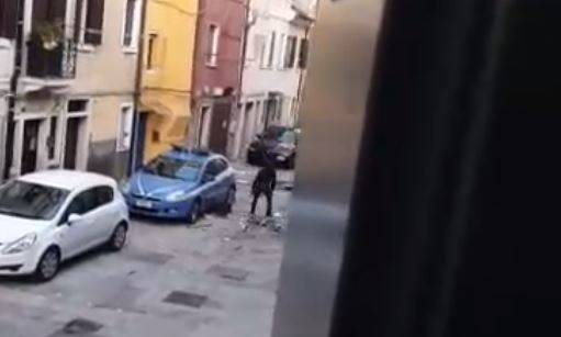 Distrugge a sprangate auto della polizia e semina il panico in strada