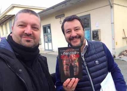 Fa un selfie con Salvini: insulti contro il giallista. E il noir vola in classifica